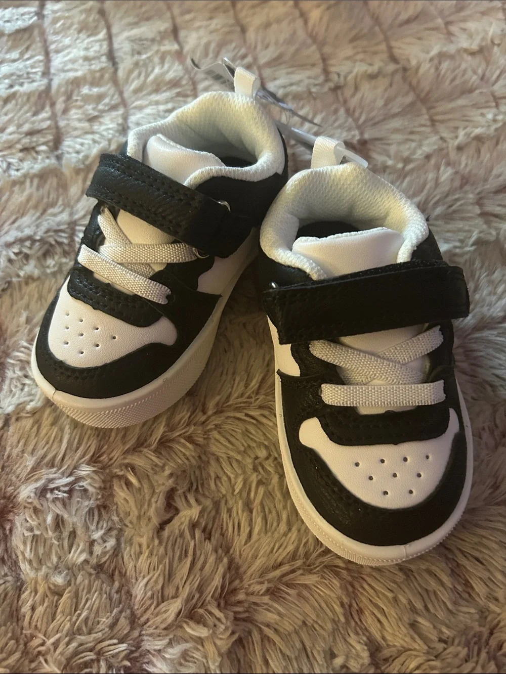 OshKosh B'gosh Black and White Kids Sneakers size 4 Toddler